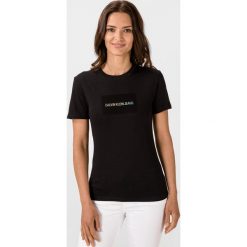 Calvin Klein Koszulka Czarny. Czarne koszulki damskie Calvin Klein, m, z nadrukiem, z bawełny, bez kołnierzyka, z krótkim rękawem. Za 204,95 zł.