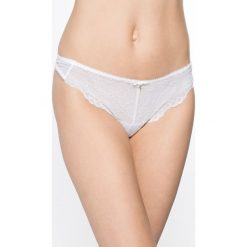Gossard - Stringi Superboost Lace. Białe stringi damskie marki Gossard, s, z elastanu. W wyprzedaży za 49,90 zł.