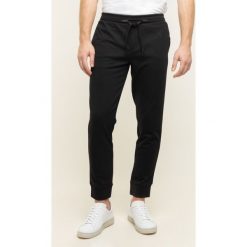 Spodnie dresowe Armani Exchange 8NZP91 Z9N1Z 1200. Czarne jeansy męskie Armani Exchange, m, bez wzorów. Za 449,00 zł.