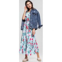 Biało-Zielona Sukienka Lotus. Białe sukienki damskie other, na lato, s, z aplikacjami, bez kołnierzyka, bez rękawów, maxi, dopasowane. Za 89,99 zł.