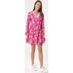 Fuksjowa Sukienka Sleepy Petal. Sukienki damskie Born2be, s, z aplikacjami, z koronki, bez kołnierzyka, bez rękawów, długie, mini, rozkloszowane. Za 79,99 zł.