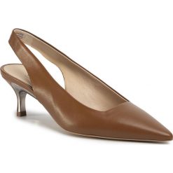 Sandały FURLA - Code 1063083 S TC70 W25 Cognac h. Pomarańczowe klapki damskie Furla, bez wzorów, ze skóry, bez obcasa, na obcasie. Za 1039,00 zł.