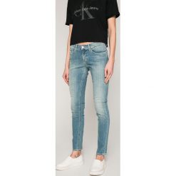 Calvin Klein Jeans - Jeansy Roxy. Niebieskie jeansy damskie skinny marki Calvin Klein Jeans, z elastanu. W wyprzedaży za 379,90 zł.