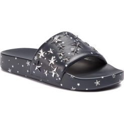 Klapki TORY BURCH - Star Slide 52143 Perfect Navy/Silver 403. Czarne klapki damskie Tory Burch, z aplikacjami, ze skóry, bez obcasa. W wyprzedaży za 459,00 zł.