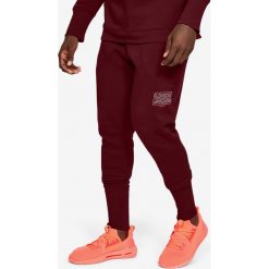Under Armour Baseline Spodnie dresowe Czerwony. Czerwone spodnie męskie Under Armour, xxl, bez wzorów, z bawełny. Za 309,95 zł.
