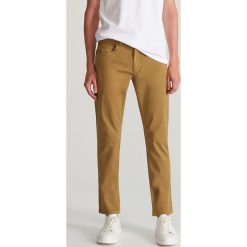 Bawełniane spodnie slim fit - Khaki. Brązowe spodnie męskie Reserved, m, bez wzorów, z bawełny. Za 99,99 zł.