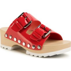 Klapki CALVIN KLEIN JEANS - Vancy B4R0837 Racing Red. Czerwone klapki damskie Calvin Klein Jeans, z aplikacjami, z jeansu, bez obcasa, na obcasie. Za 679,00 zł.