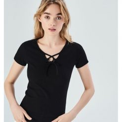 T-shirt z wiązaniem na dekolcie - Czarny. Czarne t-shirty damskie marki Sinsay, s, bez wzorów, bez kołnierzyka. Za 29,99 zł.