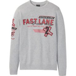 Sweter z bawełny z recyclingu Regular Fit bonprix szary melanż z nadrukiem. Szare swetry męskie bonprix, s, z nadrukiem, z bawełny, z okrągłym kołnierzem, bez kaptura. Za 99,99 zł.