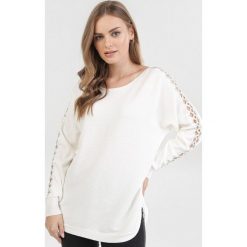 Biały Sweter Jynvynia. Białe swetry damskie Born2be, xl, bez wzorów, bez rękawów, bez kaptura. Za 89,99 zł.