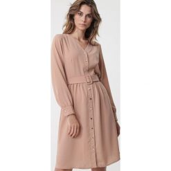 Beżowa Sukienka Torcy. Brązowe sukienki damskie Born2be, s, bez wzorów, z tkaniny, eleganckie, z dekoltem w serek, z długim rękawem, długie, midi, rozkloszowane. Za 99,99 zł.