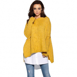 Sweter w kolorze musztardowym. Żółte swetry klasyczne damskie Lemoniade, ze splotem, z asymetrycznym kołnierzem. Za 169,95 zł.