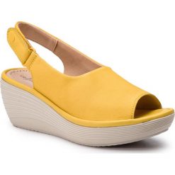 Sandały CLARKS - Reedly Shaina 261407084 Yellow Nubuck. Żółte klapki damskie Clarks, bez wzorów, ze skóry, bez obcasa, na obcasie. Za 299,00 zł.