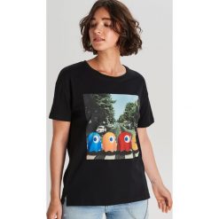 Koszulka Pac-Man - Czarny. Czarne koszulki damskie Cropp, s, bez wzorów, bez kołnierzyka, bez rękawów. Za 59,99 zł.
