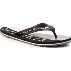 Japonki TOMMY HILFIGER - Hilfiger Print Beach Sandal FM0FM02074 Black 990. Czarne klapki męskie TOMMY HILFIGER, bez wzorów, z tworzywa sztucznego. Za 139,00 zł.