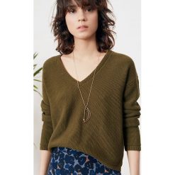 Sweter "Faubourg" w kolorze khaki. Brązowe swetry damskie Comptoir des Cotonniers, m, bez wzorów, z bawełny, klasyczne, bez rękawów, bez kaptura. W wyprzedaży za 172,95 zł.