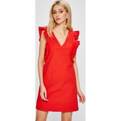 Pepe Jeans - Sukienka Edrune. Czerwone sukienki damskie Pepe Jeans, na co dzień, s, bez wzorów, z elastanu, casualowe, bez kołnierzyka, bez rękawów, mini, proste. W wyprzedaży za 199,90 zł.