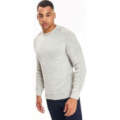 SWETER DŁUGI RĘKAW MĘSKI Z PRZEPLOTAMI. Brązowe golfy męskie marki Top Secret, na zimę, xxl, z bawełny, klasyczne, z klasycznym kołnierzykiem. W wyprzedaży za 59,99 zł.