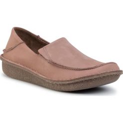 Półbuty CLARKS - Funny Go 261475864 Dusty Pink. Różowe półbuty damskie Clarks, na co dzień, bez wzorów, ze skóry, bez obcasa, na płaskiej podeszwie, bez zapięcia. Za 399,00 zł.