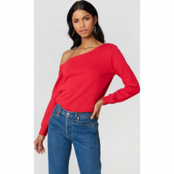 NA-KD Basic Sweter na jedno ramię - Red. Czerwone swetry klasyczne damskie NA-KD Basic, z bawełny. Za 80,95 zł.