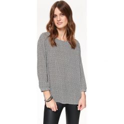 Elegancka bluzka z połyskiem. Białe bluzki damskie Top Secret, bez wzorów, eleganckie, z klasycznym kołnierzykiem, bez rękawów. W wyprzedaży za 59,99 zł.