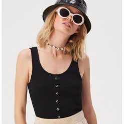 Prążkowany crop top - Czarny. Czarne topy damskie Sinsay, s, bez wzorów, prążkowane, bez kołnierzyka. W wyprzedaży za 14,99 zł.