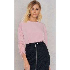 Andrea Hedenstedt x NA-KD Bluzka ze ściąganymi sznureczkami - Pink. Różowe bluzki damskie marki Andrea Hedenstedt x NA-KD, bez wzorów, z poliesteru, z dekoltem na plecach, bez rękawów. W wyprzedaży za 80,97 zł.