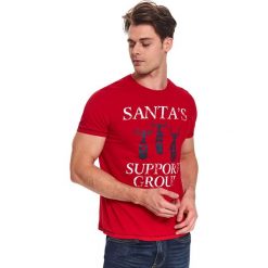 T-shirt z nadrukiem. Czerwone t-shirty męskie Top Secret, na zimę, m, z nadrukiem, z bawełny, eleganckie, bez kołnierzyka, krótkie. Za 39,99 zł.