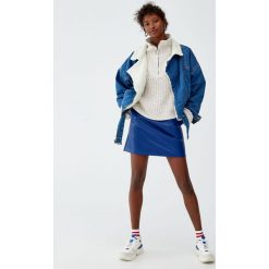 Minispódniczka basic ze sztucznej skóry. Niebieskie spódniczki damskie Pull&Bear, bez wzorów, ze skóry. Za 69,90 zł.