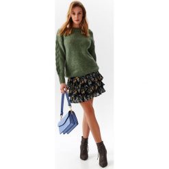 Sweter z warkoczem na rękawach. Zielone swetry damskie Top Secret, na zimę, bez wzorów, z dzianiny, bez rękawów, bez kaptura. W wyprzedaży za 109,99 zł.
