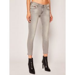 Jeansy Skinny Fit Tommy Jeans Sophie DW0DW08175. Szare jeansy damskie Tommy Jeans, bez wzorów, z jeansu. W wyprzedaży za 309,00 zł.