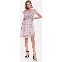 Sukienka damska. Różowe sukienki damskie Top Secret, na lato, w kratkę, eleganckie, z dekoltem w serek, z krótkim rękawem, krótkie, mini. W wyprzedaży za 89,99 zł.