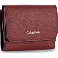 Portfele damskie: Mały Portfel Damski CALVIN KLEIN - Metropolitan Medium K60K603812 910