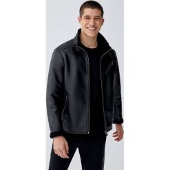 Kurtka ze sztucznej skóry z podszewką z imitacji baranka. Czarne kurtki męskie marki Pull&Bear, m, bez wzorów, ze skóry, bez kaptura. Za 299,00 zł.