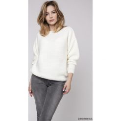 Sweter z fakturą, SWE160 ecru MKM. Szare swetry klasyczne damskie Pakamera, z dekoltem w łódkę. Za 118,00 zł.