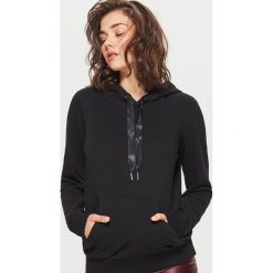 Gładka bluza kangurka - Czarny. Czarne bluzy damskie marki Cropp, l. Za 59,99 zł.