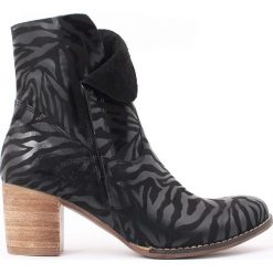 Botki - skóra naturalna - model 454 - kolor czarny zebra. Czarne botki damskie Zapato, na wiosnę, ze skóry, eleganckie, za kostkę, na wysokim obcasie, na obcasie, na zamek. W wyprzedaży za 319,20 zł.