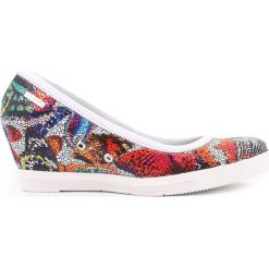 Kolorowe półbuty na koturnie - skóra naturalna - model 024 - kolor motyl. Szare półbuty damskie Zapato, z nadrukiem, z jeansu, eleganckie, na wysokim obcasie, na platformie, bez zapięcia. W wyprzedaży za 173,40 zł.
