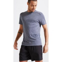 Koszulka krótki rękaw fitness cardio FTS 100 męska. Szare koszulki męskie DOMYOS, xl, bez wzorów, z poliesteru, bez kołnierzyka, z krótkim rękawem, krótkie, na fitness i siłownię. Za 19,99 zł.