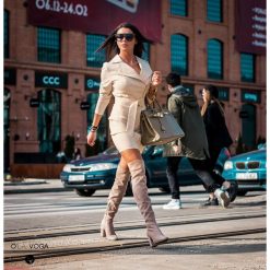 Sukienka ,,ZIPERR SPRING" beż. Żółte sukienki damskie Divinostyle, s, bez wzorów, z elastanu, bez kołnierzyka, bez rękawów. W wyprzedaży za 129,00 zł.