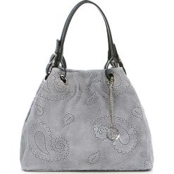 Skórzana torebka w kolorze szarym - 42 x 38 x 17 cm. Szare torebki klasyczne damskie Mia Tomazzi, w paski, ze skóry, z tłoczeniem. W wyprzedaży za 347,95 zł.