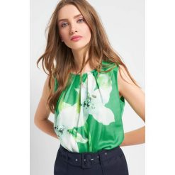 Bluzka w kwiaty. Zielone koszulki damskie marki Orsay, xs, w kwiaty, z elastanu, z okrągłym kołnierzem, bez rękawów. Za 69,99 zł.