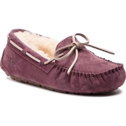 Kapcie UGG - W Dakota 5612 W/Port. Fioletowe klapki damskie marki Ugg, bez wzorów, z wełny, bez obcasa. W wyprzedaży za 309,00 zł.