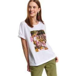 T-shirt damski z nadrukiem. Białe t-shirty damskie Top Secret, z nadrukiem, bez kołnierzyka. W wyprzedaży za 19,99 zł.