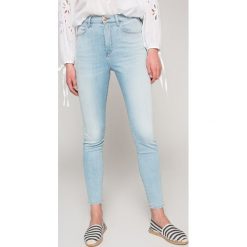 Wrangler - Jeansy Borneo. Niebieskie jeansy damskie rurki Wrangler, z bawełny, z podwyższonym stanem. W wyprzedaży za 259,90 zł.