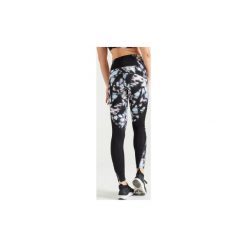 Legginsy fitness cardio damskie 500 czarne z nadrukiem. Czarne legginsy sportowe damskie DOMYOS, xl, w paski, z elastanu, na fitness i siłownię. Za 89,99 zł.