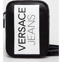 Versace Jeans - Saszetka. Czarne torby męskie skórzane Versace Jeans, w paski, z poliesteru, casualowe, na ramię, małe. W wyprzedaży za 229,90 zł.