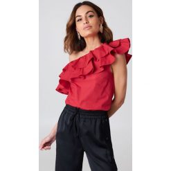 NA-KD Party Asymetryczny top z podwójną falbanką - Red. Czerwone topy damskie marki NA-KD Party, bez wzorów, z bawełny, z okrągłym kołnierzem. W wyprzedaży za 20,47 zł.