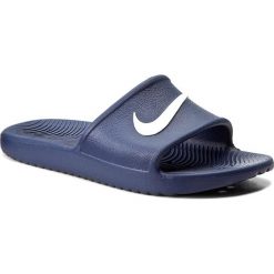 Klapki NIKE - Kawa Shower 832528 400 Midnight Navy/White. Niebieskie klapki męskie Nike, z tworzywa sztucznego, bez zapięcia. W wyprzedaży za 89,00 zł.