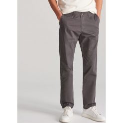 Spodnie regular fit - Szary. Szare spodnie męskie Reserved, m, bez wzorów. W wyprzedaży za 89,99 zł.